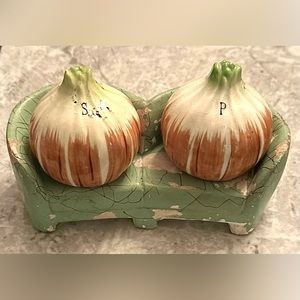 Vintage Onion & Couch Salt & Pepper Shaker Set / Holder